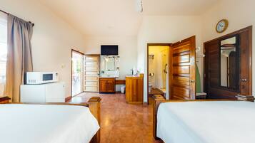 Tabla de planchar con plancha, internet gratis y ropa de cama