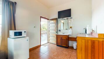 Mini-Kühlschrank, Mikrowelle, Wasserkocher mit Kaffee-/Teezubehör