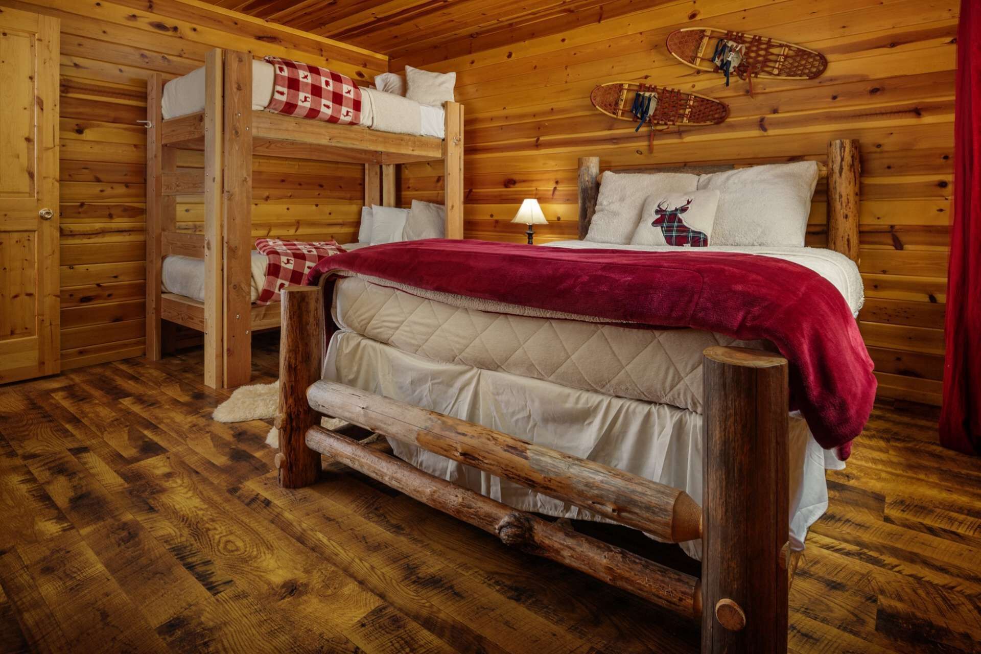 Mt. Hood Cabin, BBQ, Deck, Hot Tub, Walk to Restaurants and Shops, Close to Timberline and Ski Bowl