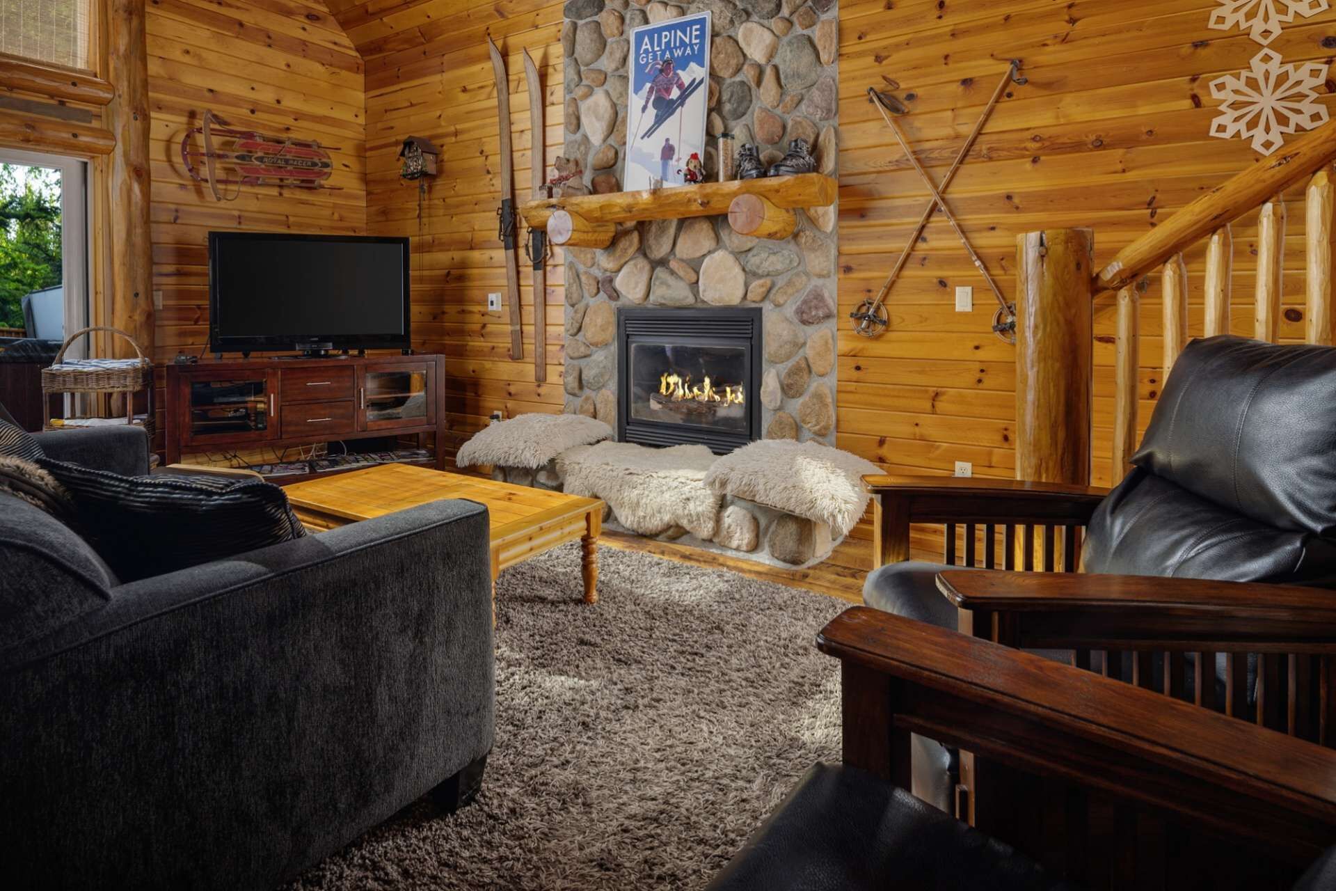 Mt. Hood Cabin, BBQ, Deck, Hot Tub, Walk to Restaurants and Shops, Close to Timberline and Ski Bowl