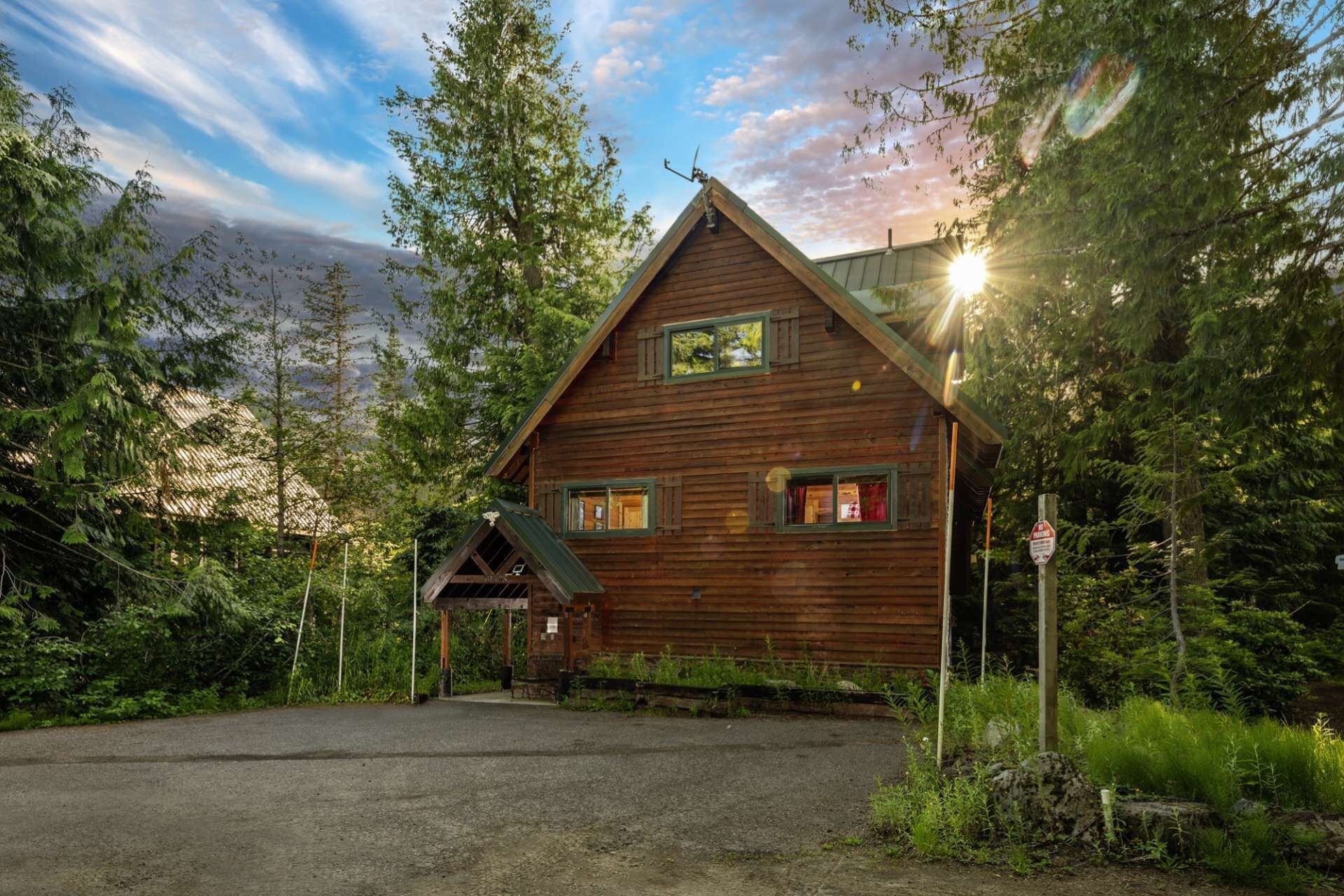 Mt. Hood Cabin, BBQ, Deck, Hot Tub, Walk to Restaurants and Shops, Close to Timberline and Ski Bowl