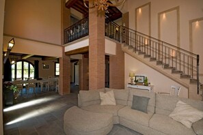 Fernseher, Kamin, DVD-Player, Tischtennisplatte