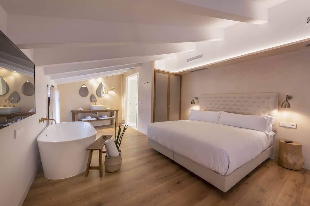 Junior suite | 1 slaapkamer, luxe beddengoed, donzen dekbedden, een minibar