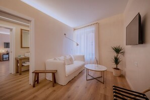 Suite ejecutiva | Área de sala de estar | Smart TV de 42 pulgadas con canales digitales y televisión 