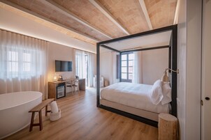 Ropa de cama de alta calidad, cubrecamas y minibar 