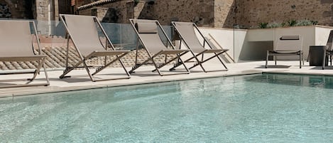 Piscine extérieure, chaises longues