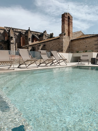 Outdoor pool, sun loungers