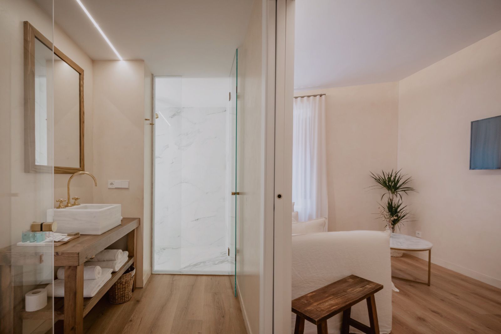 executive suite | bathroom | free toiletries, hair dryer, towels, soap