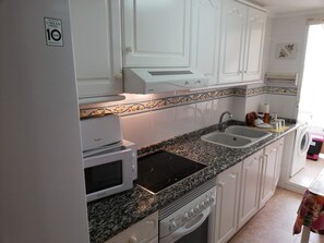 Kühlschrank, Mikrowelle, Ofen, Wasserkocher mit Kaffee-/Teezubehör