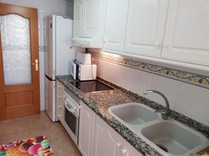 Kühlschrank, Mikrowelle, Ofen, Wasserkocher mit Kaffee-/Teezubehör