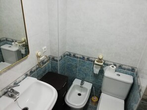 Badewanne, Handtücher, Toilettenpapier