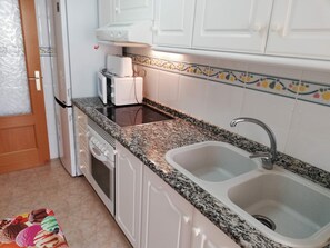 Kühlschrank, Mikrowelle, Ofen, Wasserkocher mit Kaffee-/Teezubehör