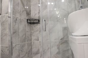 Dusche, Haartrockner, HandtĂŒcher, Seife