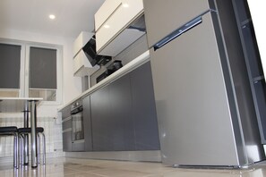 Fridge, microwave, oven, dishwasher - City Center Apartment – Romana#3 (București)