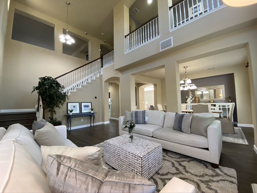 Luxury Modern Home w/ Parking Min Away From Hwy