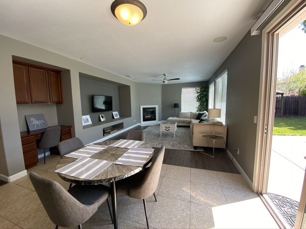 Luxury Modern Home w/ Parking Min Away From Hwy