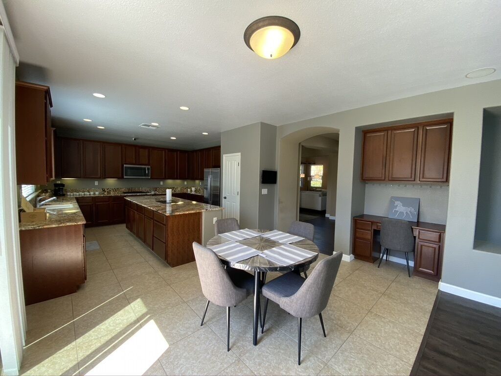 Luxury Modern Home w/ Parking Min Away From Hwy