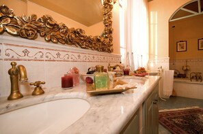 Combined shower/tub, hair dryer, bidet, towels