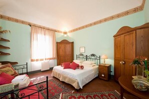 5 bedrooms, iron/ironing board, free WiFi, bed sheets