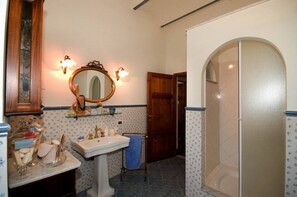 Duschwanne, Haartrockner, Bidet, Handtücher