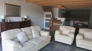 Téléviseur, table de ping-pong