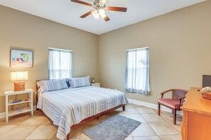 3 bedrooms, bed sheets - Family-Friendly Waterfront Oasis: 7 Miles to Beach (Crawfordville)