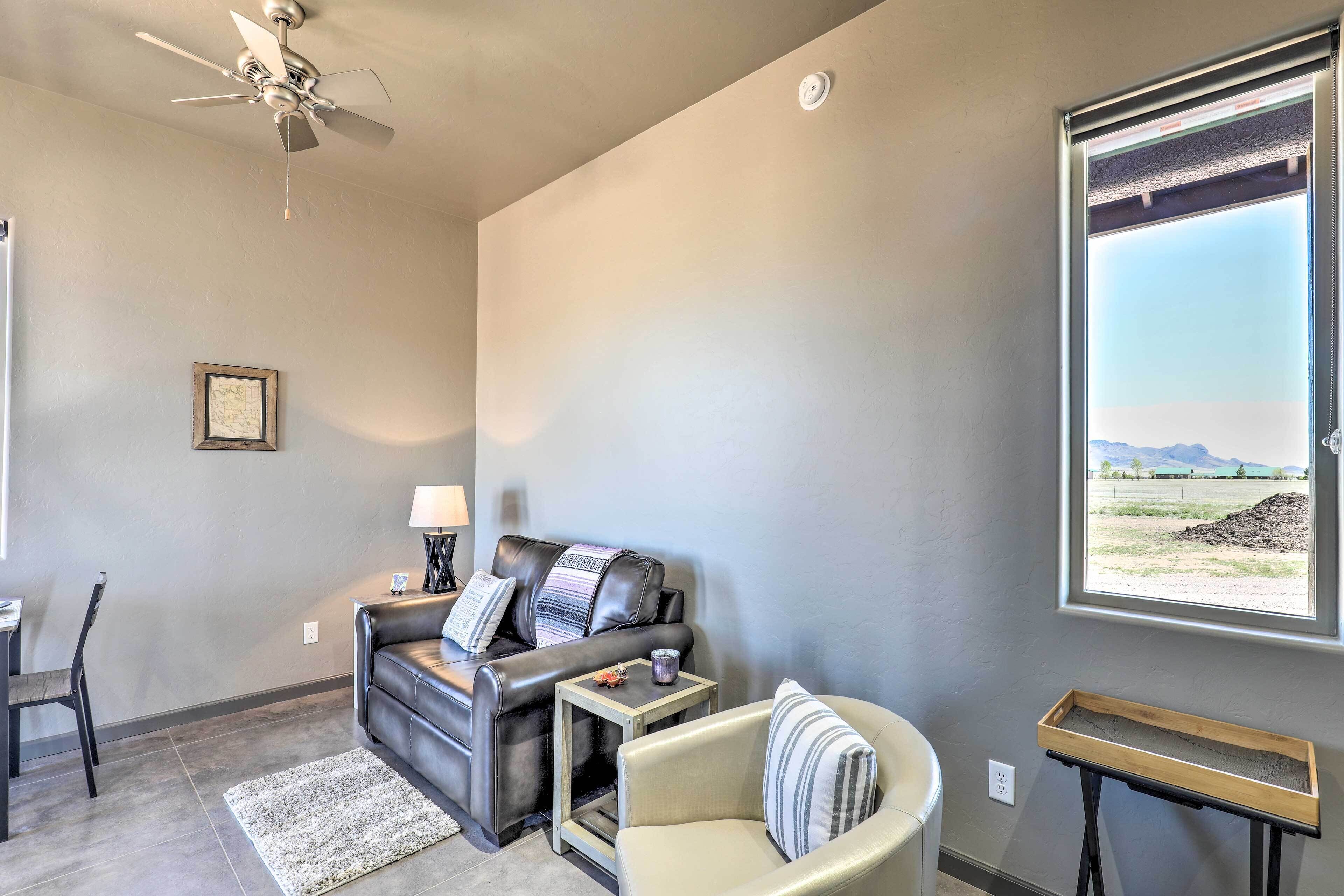 Modern Elgin Home: Walk to Wineries + Pets Welcome