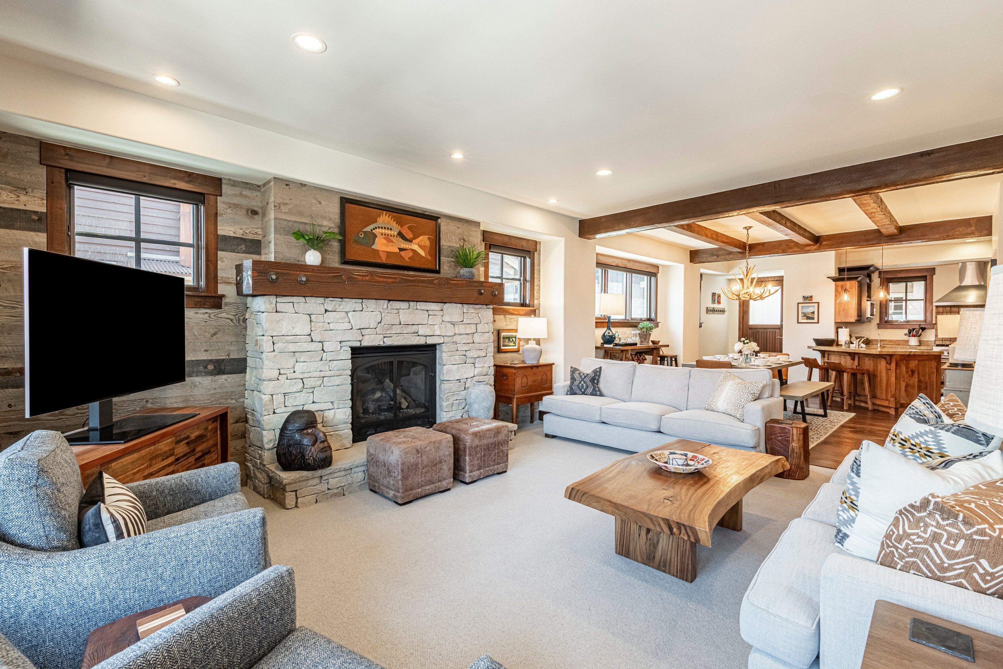Smart TV, fireplace