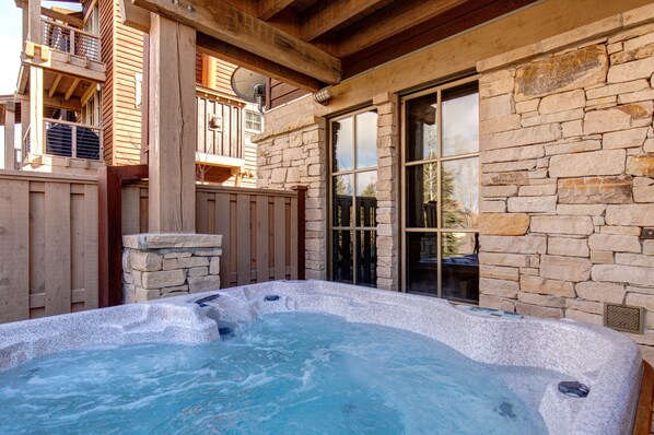 Outdoor spa tub
