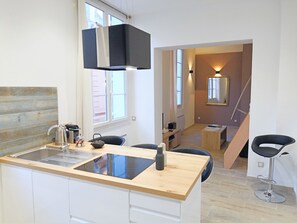 Frigorifero, microonde, forno, piano cottura