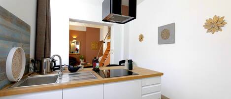 Een koelkast, een microgolfoven, een oven, een kookplaat