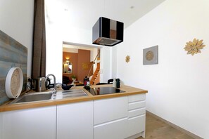 Frigorifero, microonde, forno, piano cottura