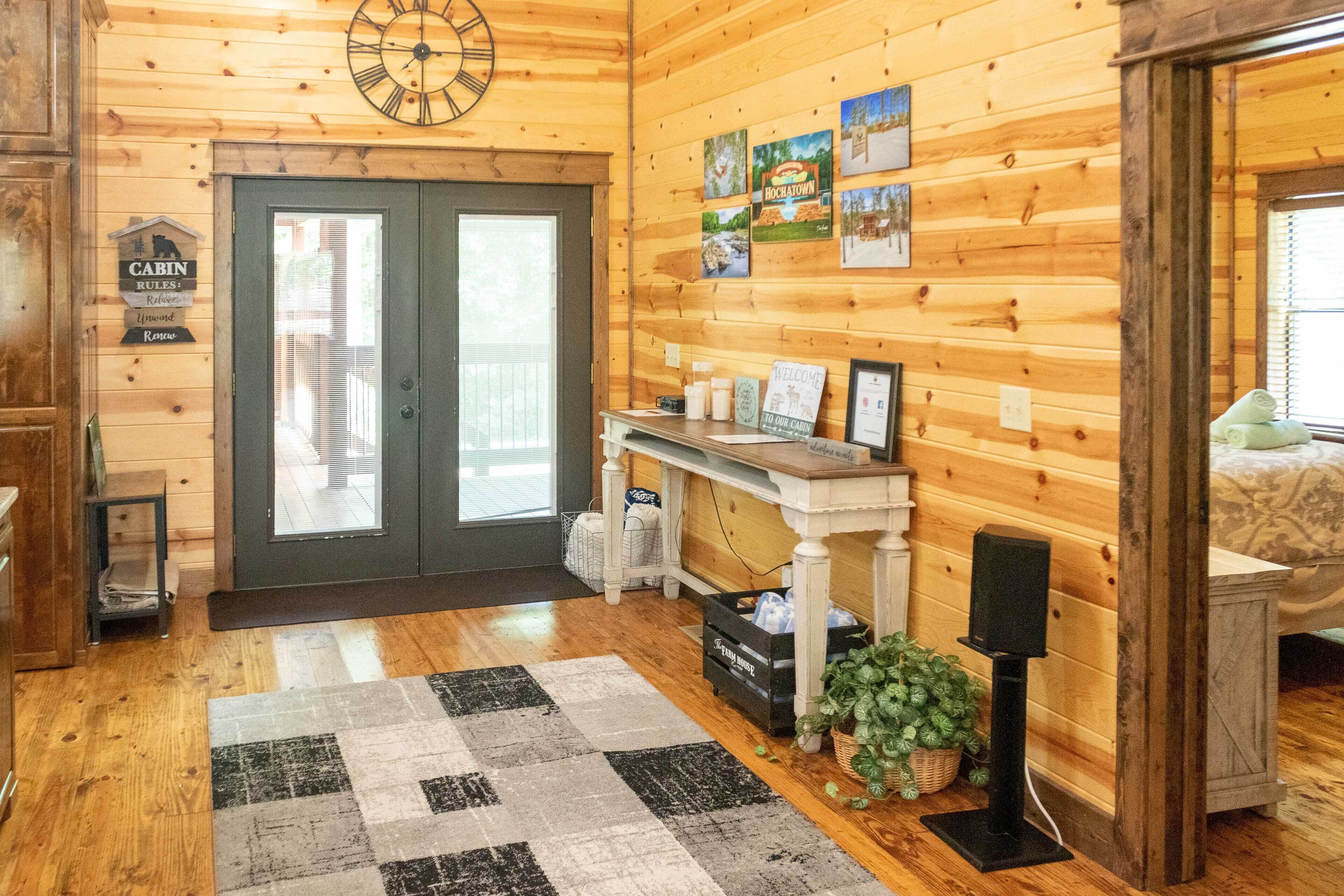Dreamy Deluxe Cabin w/Hot Tub & Outdoor Fireplace!