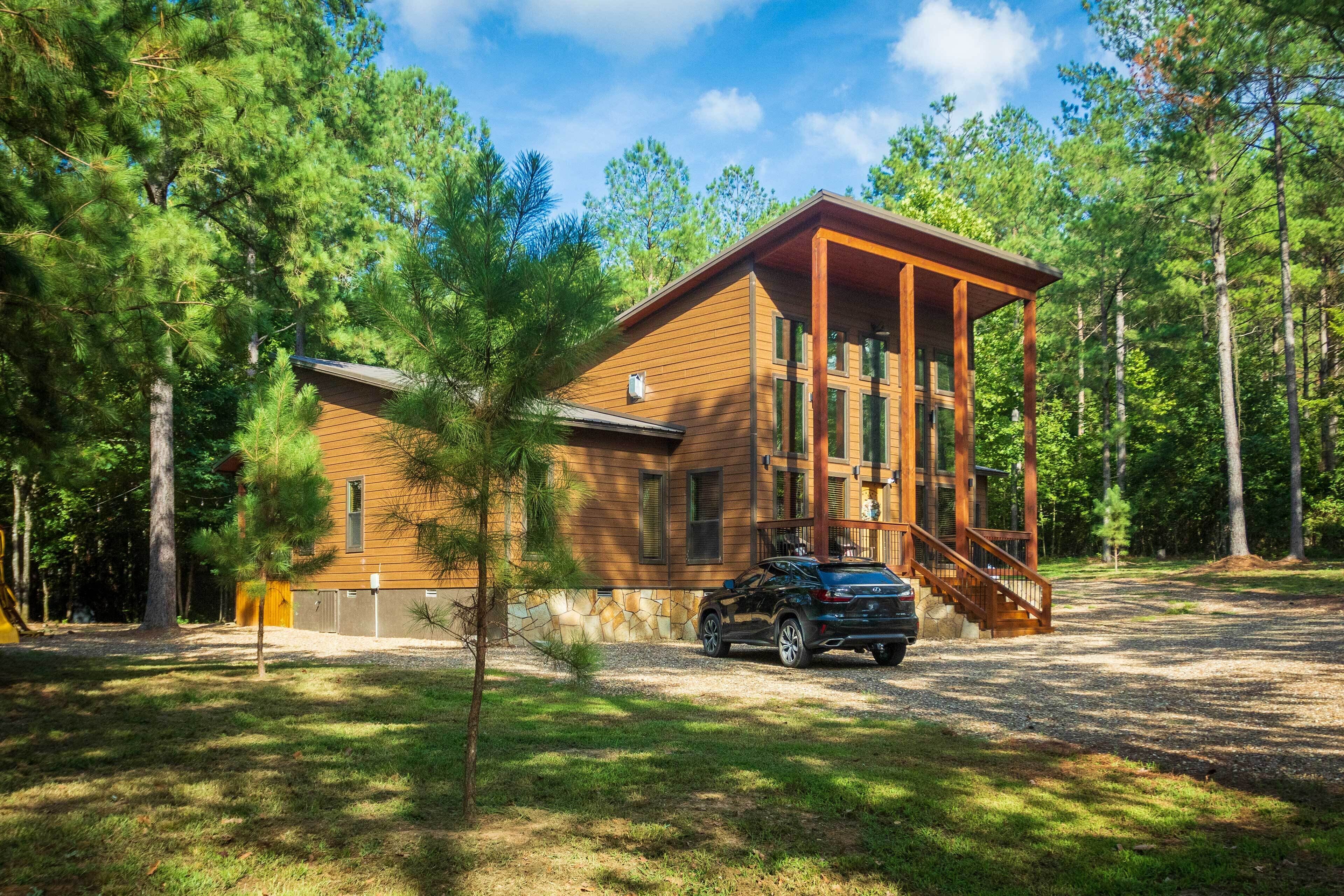 Dreamy Deluxe Cabin w/Hot Tub & Outdoor Fireplace!