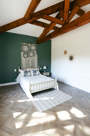 5 bedrooms, iron/ironing board, WiFi, bed sheets