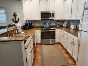 Fridge, microwave, stovetop, dishwasher