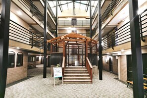 المنشأة من الداخل