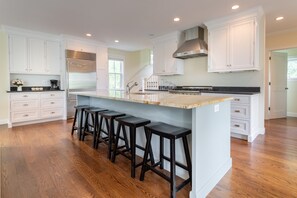 Een koelkast, een oven, een kookplaat, een vaatwasser