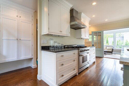 Newly constructed (9 years) beach home only steps from Jenness Beach