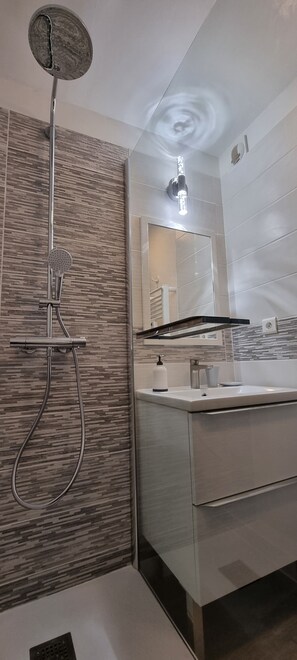 Baignoire, sèche-cheveux, serviettes fournies, papier toilette