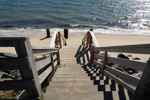 بالقرب من الشاطئ