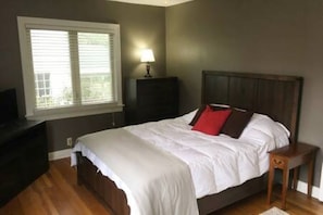 4 bedrooms, iron/ironing board, WiFi, bed sheets