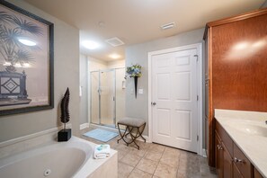 Combined shower/tub, jetted tub, towels