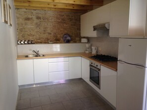 Fridge, microwave, oven, stovetop - Gemini Les Constellations (Dœuil-sur-le-Mignon)