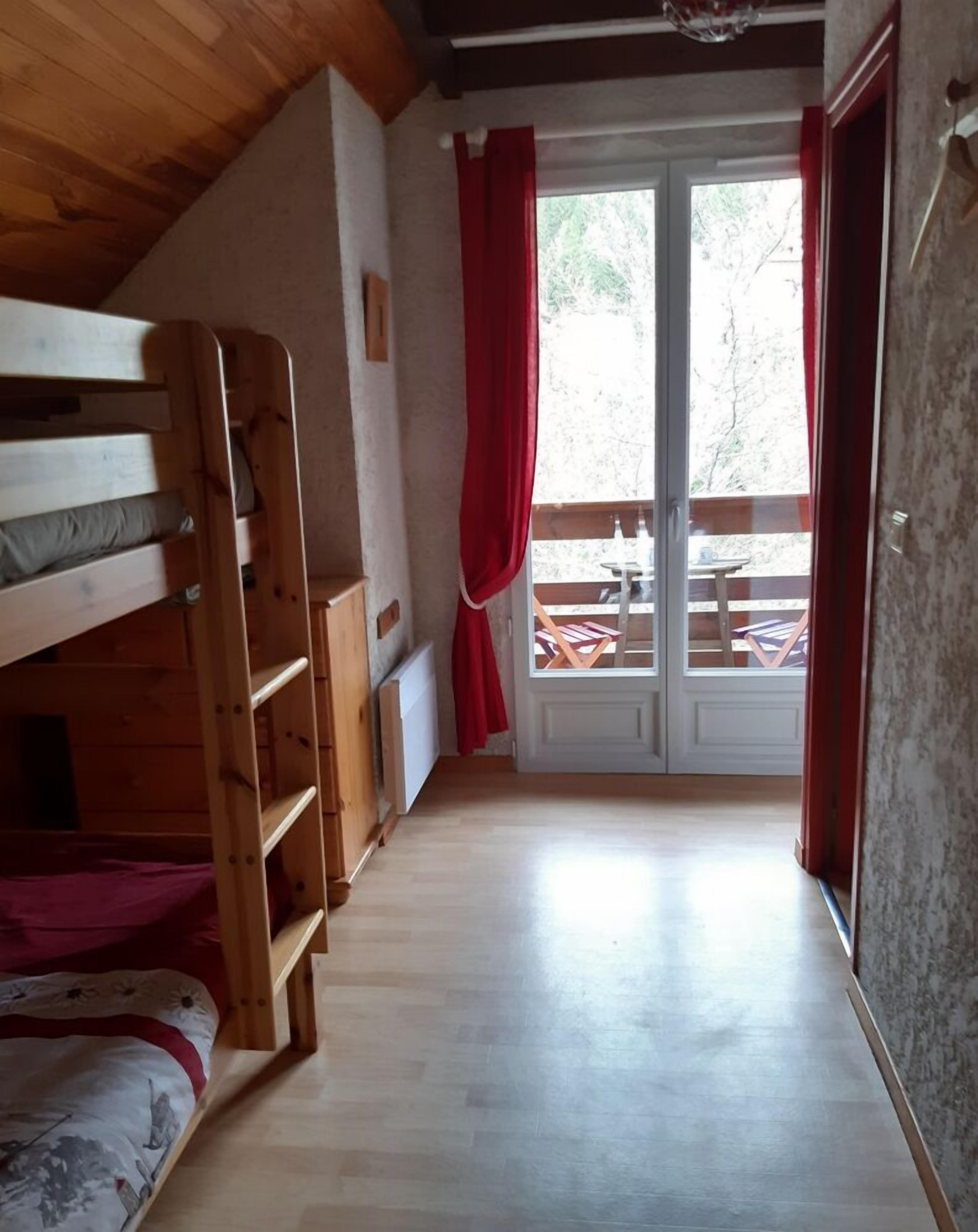 2 bedrooms, iron/ironing board, bed sheets