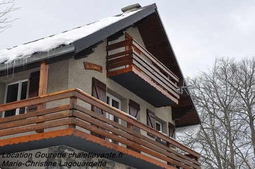Chalet apartment in resort center with private parking & garage