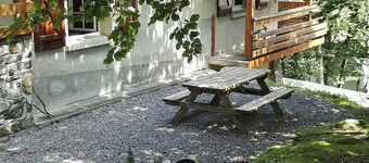 Chalet apartment in resort center with private parking & garage