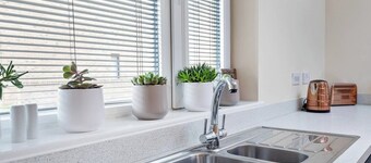 Deep Cleaned - Stunning City Centre House! Parking