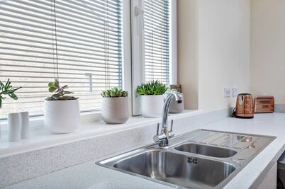 Deep Cleaned - Stunning City Centre House! Parking