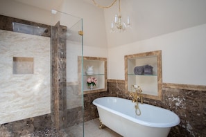Bathtub, hair dryer - Daffodil House - Pacific Grove House - Block to the Beach (Pacific Grove)